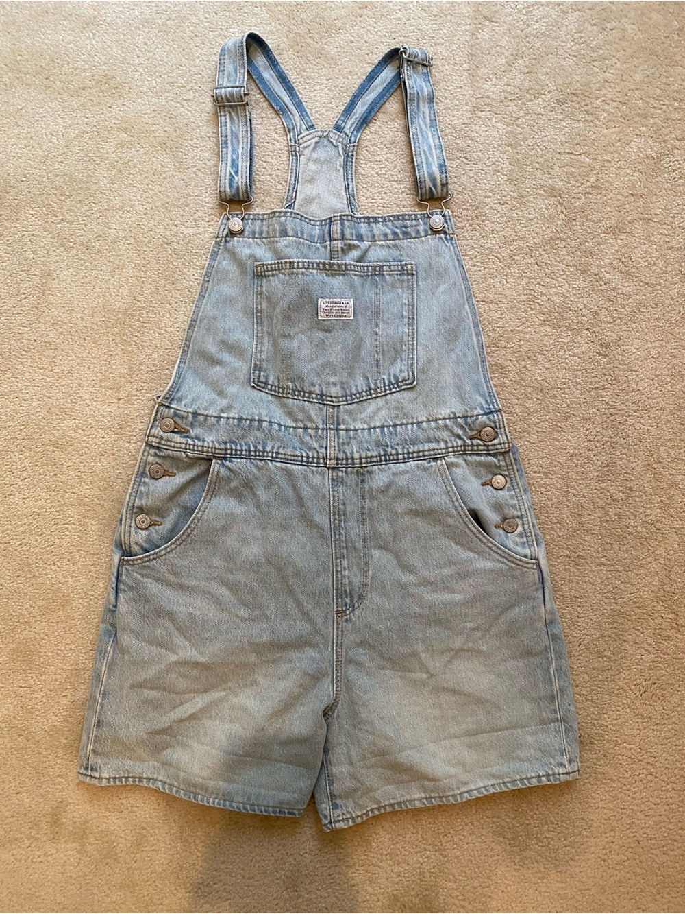 Levi’s Light Wash Denim Short Overalls for Women - Picture 2 of 7